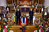 Gardister står æresvakt ved en kiste dekket i rødt, hvitt og blått i Ris kirke.