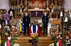 Gardister står æresvakt ved en kiste dekket i rødt, hvitt og blått i Ris kirke.