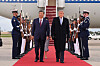 Xi Jinping og Donald Trump går mellom soldater på rød løper ved flyplassen Joint Base Andrews i Washington D.C.