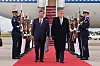 Xi Jinping og Donald Trump går mellom soldater på rød løper ved flyplassen Joint Base Andrews i Washington D.C.