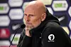 Ståle Solbakken sitter ved en mikrofon under en pressekonferanse etter kampen mot Danmark.