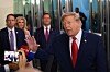 Donald Trump snakker med journalister i New York.