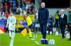 Ståle Solbakken står ved sidelinjen under Norge–Portugal på en fotballbane.