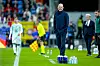 Ståle Solbakken står ved sidelinjen under Norge–Portugal på en fotballbane.