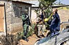 Soldater og en politioffiser ved sperret åsted utenfor en bygning i Johannesburg.