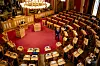 Stortingets sal med rødt teppe, talerstol og flere politikere under spørretimen.