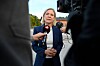 Magdalena Andersson blir intervjuet av journalister før en TV-debatt i Gävle.