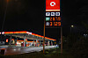 Circle K-stasjon om natten med opplyst prisskilt som viser dieselpris og butikk.