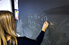 Bilde av lærer som skriver tall på en tavle i klasserommet. Foto: Gorm Kallestad/NTB