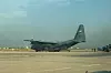 Amerikansk militært transportfly parkert på rullebanen ved Camp Victory i Bagdad.