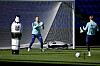 Ørjan Nyland trener i målet på Ullevaal stadion med treningsdukke og ball før landskampen.