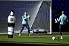 Ørjan Nyland trener i målet på Ullevaal stadion med treningsdukke og ball før landskampen.