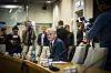 Statsminister Jonas Gahr Støre sitter ved et møtebord under en åpen høring i Stortinget.