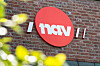 Rød Nav-logo på murvegg ved Tøyen torg i Oslo.