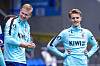 Erling Braut Haaland og Martin Ødegaard i lyseblå treningstopper på banen før Wales-kampen i Cardiff.