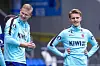 Erling Braut Haaland og Martin Ødegaard i lyseblå treningstopper på banen før Wales-kampen i Cardiff.