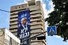 Stor Likud-valgplakat med Benjamin Netanyahu på en bygning i Tel Aviv.