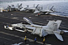 Crew flytter en F-18-jager på hangarskipet USS George H.W. Bush på vei mot Hormuzstredet.