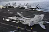 Crew flytter en F-18-jager på hangarskipet USS George H.W. Bush på vei mot Hormuzstredet.