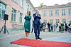Jonas Gahr Støre og Kari Nessa Nordtun står på rød løper foran Ullevål skole mens en liten gruppe ser på.