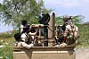Bevæpnede soldater sitter på lasteplanet av en militærbil ved en frontposisjon nær Taiz.