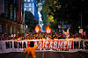 Demonstranter holder et stort banner under en protest i en gate i Madrid.