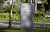Skilt til psykiatri og psykiatrisk akuttmottak ved Akershus universitetssykehus, omgitt av trær.