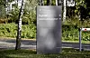 Skilt til psykiatri og psykiatrisk akuttmottak ved Akershus universitetssykehus, omgitt av trær.