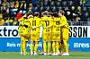 Bodø/Glimt-spillere i gule drakter samles i en ring på banen før andre omgang.