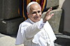 Pave Leo XIV vinker iført hvit drakt utenfor Apostolsk palass i Castel Gandolfo.