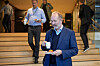 Trond Giske står i en trapp med kaffe og mat under Arbeiderpartiets gruppeseminar i Oslo.