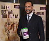 Kronprins Haakon holder en innsamlingsbøsse foran plakater for TV-aksjonen på Popsenteret i 2014.