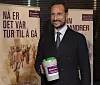 Kronprins Haakon holder en innsamlingsbøsse foran plakater for TV-aksjonen på Popsenteret i 2014.