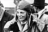 Amelia Earhart i flygerlue og tykk frakk, omgitt av mennesker i Southampton i 1928.