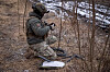 Bildet viser en ukrainsk soldat med Starlink-utstyr i februar 2024.