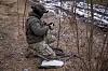 Bildet viser en ukrainsk soldat med Starlink-utstyr i februar 2024.