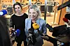 Magdalena Andersson møter journalister med mikrofoner i Riksdagen etter statsministeravstemningen.