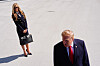Donald Trump går i forgrunnen på plassen ved Det hvite hus, med Katie Zacharia i bakgrunnen.