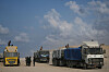 Bildet viser lastebiler med varer i Gaza i november 2025.