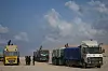 Bildet viser lastebiler med varer i Gaza i november 2025.
