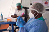 Bilde av lege som analyserer ebola-virusprøve. Foto: AP Photo/Dieudonne Dirole