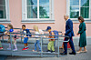 Jonas Gahr Støre og Kari Nessa Nordtun går sammen med skoleelever utenfor Ullevål skole.
