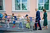Jonas Gahr Støre og Kari Nessa Nordtun går sammen med skoleelever utenfor Ullevål skole.
