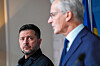 Volodymyr Zelenskyj og Jonas Gahr Støre i profil under en pressekonferanse.