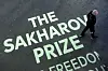 Person går over bakken med stor tekst om Sakharov-prisen og frihet.