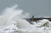 Bilde av bølger på grunn av stormen Austen i Storbritannia. Foto: REUTERS/Toby Melville/NTB
