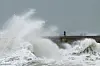 Bilde av bølger på grunn av stormen Austen i Storbritannia. Foto: REUTERS/Toby Melville/NTB