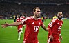 Harry Kane feirer med armene utstrakt i Bayern Münchens røde drakt.