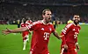 Harry Kane feirer med armene utstrakt i Bayern Münchens røde drakt.