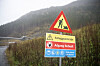 Skilt med anleggsadvarsel og adgangsforbud foran skogkledd fjell ved Engebø-gruven.